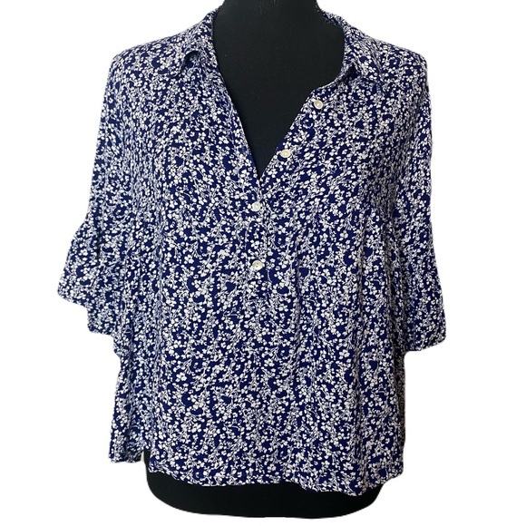 fame forever Tops - Fame Forever Blue Floral Button-Up Blouse Flowy Sleeves Cropped Women’s Large